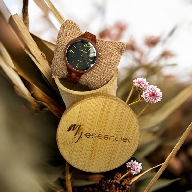 Coffret en bambou collection Arétha brown My Essenciel contenant une montre en bois femme posée sur son coussin en toile naturelle, avec maillons supplémentaires.