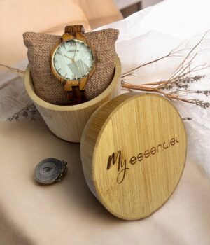 Coffret en bambou collection Vénissia My Essenciel contenant une montre en bois zébrano femme posée sur son coussin en toile naturelle, avec maillons supplémentaires.