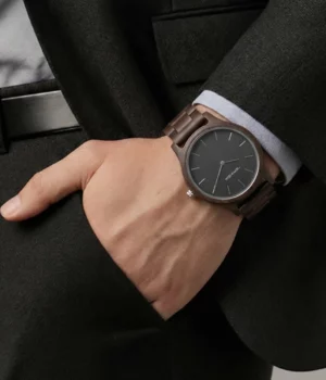 Alternative view of Montre classique bois homme noyer Manhattan