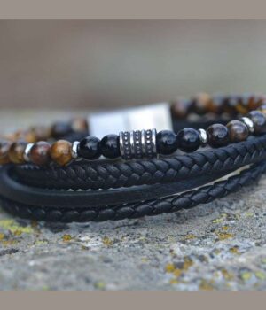 Bracelet multi-rangs en cuir noir avec pierres d'œil de tigre et d’onyx, fermoir magnétique et design artisanal.