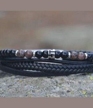 Bracelet pour homme avec cordons en cuir noir et pierres naturelles marron et onyx, ajustable avec fermoir magnétique.