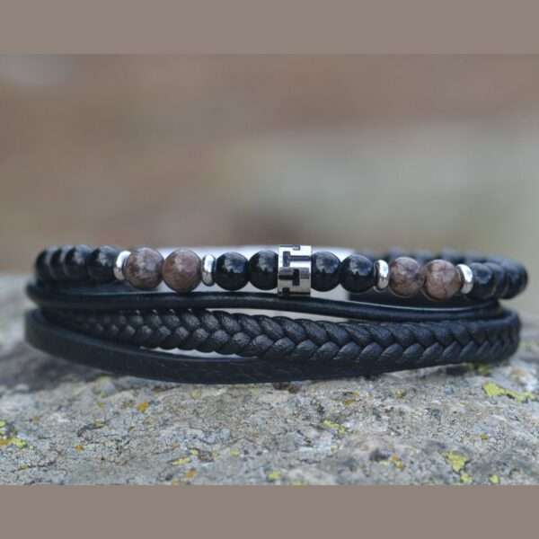 Bracelet pour homme avec cordons en cuir noir et pierres naturelles marron et onyx, ajustable avec fermoir magnétique.