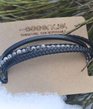 Vue rapprochée du bracelet Spacio montrant le tressage en cuir noir artisanal et les perles d'agate grise.