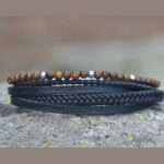 Bracelet multi-rangs pour homme en cuir noir avec pierres naturelles d'œil de tigre.
