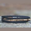 Bracelet homme multi-rangs en cuir noir avec des pierres naturelles de jaspé Tero, élégant et artisanal.