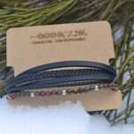 Gros plan sur fermoir magnétique élégant du bracelet Santiago en cuir noir.