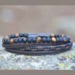 Bracelet Fred porté au poignet, associé à une tenue élégante pour un style sophistiqué.