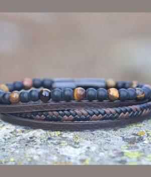 Bracelet Fred porté au poignet, associé à une tenue élégante pour un style sophistiqué.