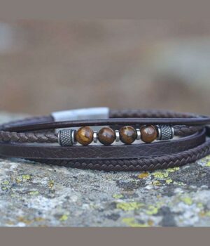 Gros plan d’un fermoir magnétique en acier inoxydable du bracelet Tally, soulignant son design pratique et robuste.