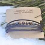 Bracelet homme Tally avec 4 cordons en cuir et perles naturelles œil de tigre, parfait pour un look contemporain et classique.