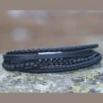 Bracelet Erwyan élégant présenté sur un fond en bois, mettant en valeur les pierres naturelles.