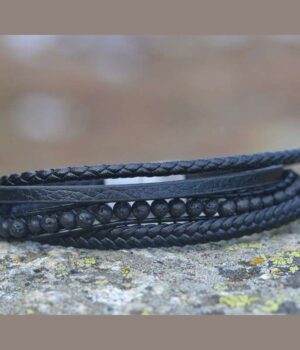 Bracelet Erwyan élégant présenté sur un fond en bois, mettant en valeur les pierres naturelles.