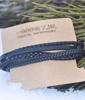 Bracelet multi-rangs pour homme affichant 4 cordons de cuir noir et des pierres de lave texturées.