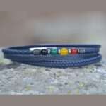 Image d’un bracelet multi-rangs pour homme en cuir noir et pierres naturelles multicolores, avec un fermoir magnétique sécurisé.