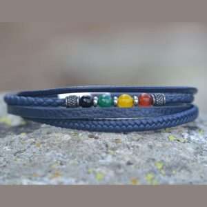 Image d’un bracelet multi-rangs pour homme en cuir noir et pierres naturelles multicolores, avec un fermoir magnétique sécurisé.