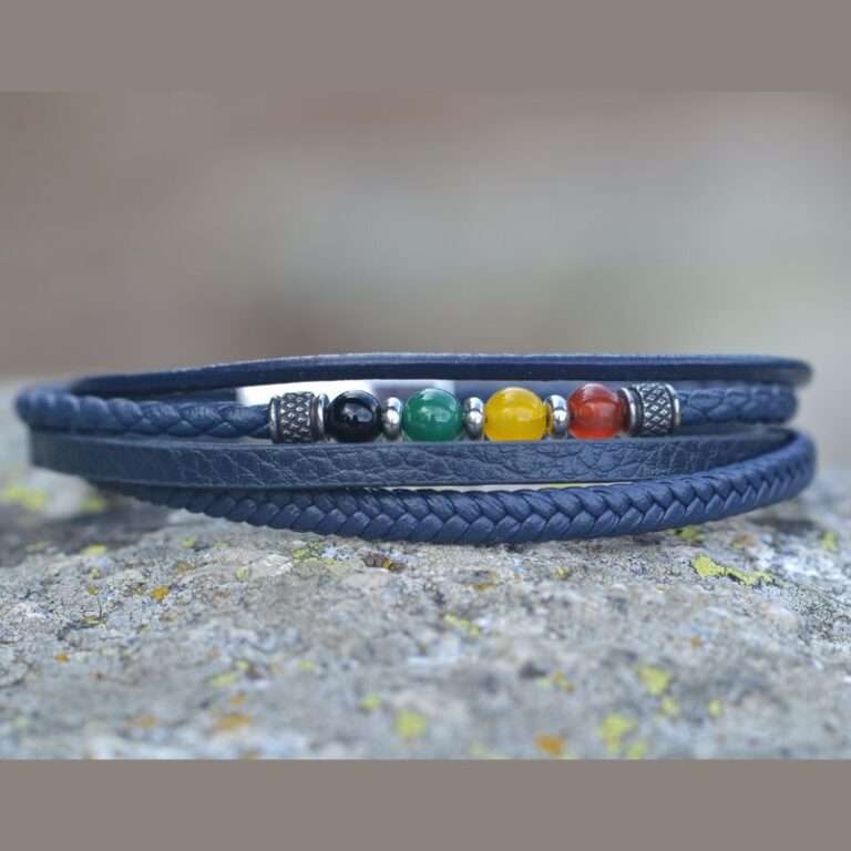 Image d’un bracelet multi-rangs pour homme en cuir noir et pierres naturelles multicolores, avec un fermoir magnétique sécurisé.