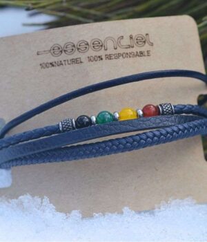 Bracelet artisanal pour homme avec 4 cordons en cuir noir élégamment tressés et des pierres colorées vibrantes.