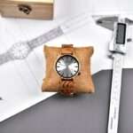 Gros plan sur la montre homme Métro7 Zébrano, affichant ses fines veines naturelles et son cadran épuré.