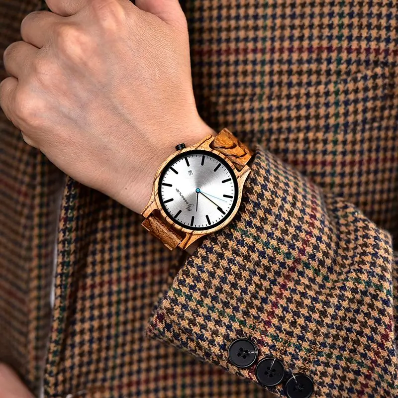 Montre homme en bois Zébrano Métro7 avec cadran argenté et bracelet ajustable.