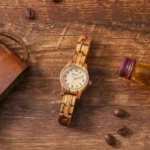 Bracelet en bois de Zebrano assorti au boîtier, illustrant la légèreté et le confort de la montre Shine.