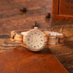 Boîtier élégant de la montre Zebrano Shine, montrant ses détails artisanaux et son mouvement suisse précis.