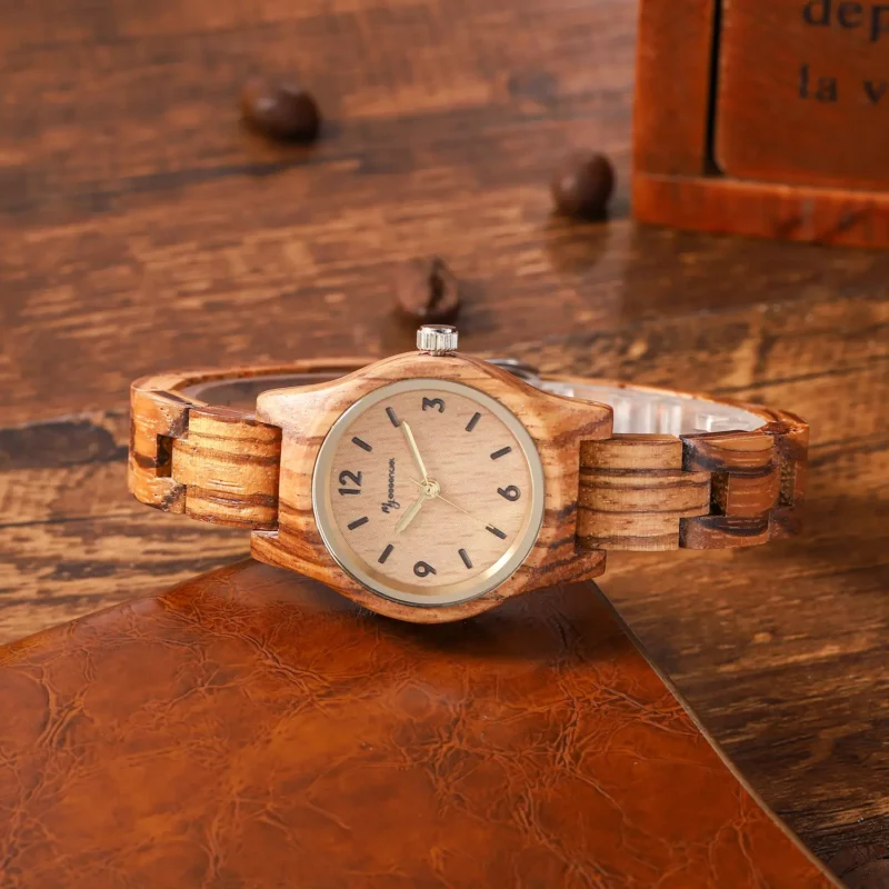 Boîtier élégant de la montre Zebrano Shine, montrant ses détails artisanaux et son mouvement suisse précis.