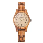 Une vue face de la montre Shine, une pièce artisanale alliant précision suisse et esthétique naturelle.