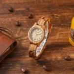 Une vue détaillée du cadran minimaliste de la montre Shine avec affichage des chiffres index et arabes pour une lecture claire.