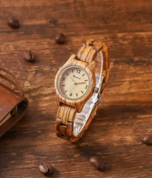 Une vue détaillée du cadran minimaliste de la montre Shine avec affichage des chiffres index et arabes pour une lecture claire.