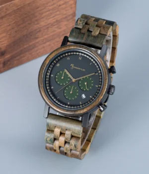 Montre homme Imperium en bois avec mouvement chronographe Seiko, vue de côté.