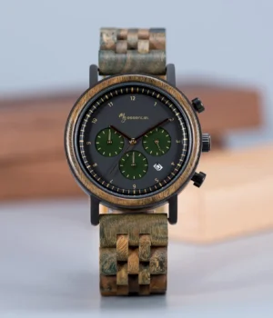 Gros plan sur la montre Imperium avec boîtier en bois et bracelet ajustable.