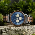 Montre en bois légère et raffinée, posée sur une surface en pierre pour représenter l’harmonie naturelle.
