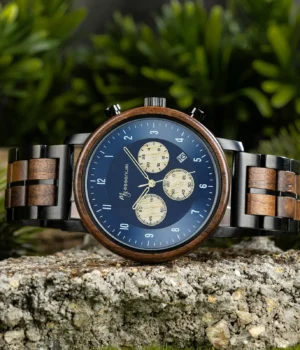 Montre en bois légère et raffinée, posée sur une surface en pierre pour représenter l’harmonie naturelle.