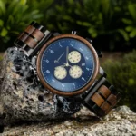 Montre artisanale Nomadis Bleu alliant bois naturel et technologie Seiko.