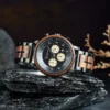 Montre bois chronographe noir Nomadis avec cadran en noyer et bracelet ajustable.