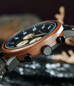 Coffret en bois naturel contenant la montre en bois noir Nomadis pour homme.