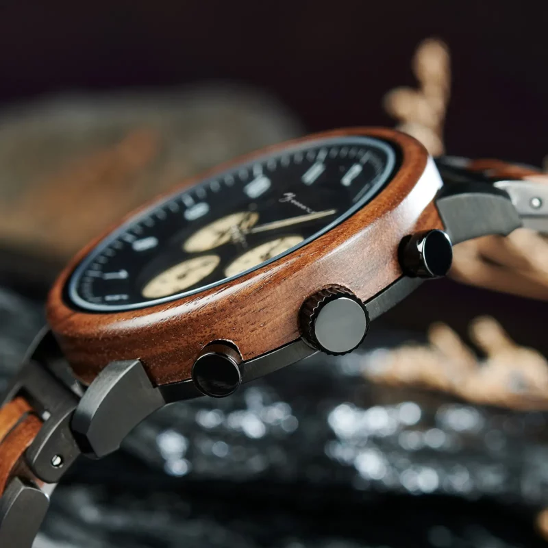 Coffret en bois naturel contenant la montre en bois noir Nomadis pour homme.