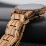 Montre homme en bois de Zébrano avec cadran argenté chic et minimaliste.