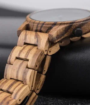 Montre homme en bois de Zébrano avec cadran argenté chic et minimaliste.