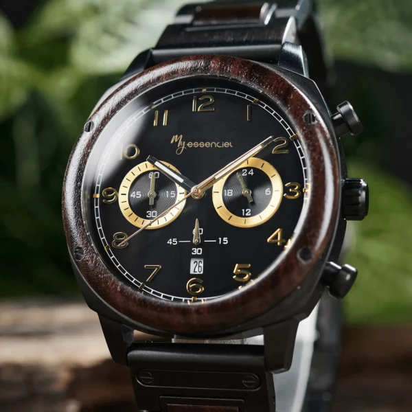 Cadran noir métallisé avec chiffres arabes et trois compteurs chronographes élégants."
