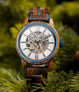 Bracelet en bois de noyer de la montre Zenitha avec renfort métallique bleu et boucle déployante élégante.