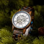 Montre homme Zenitha portée, illustrant son design sophistiqué et sa légèreté au poignet.