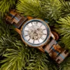 Montre en bois automatique homme Zenitha avec cadran squelette argenté et bleu métallisé.
