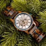 Montre en bois automatique homme Zenitha avec cadran squelette argenté et bleu métallisé.
