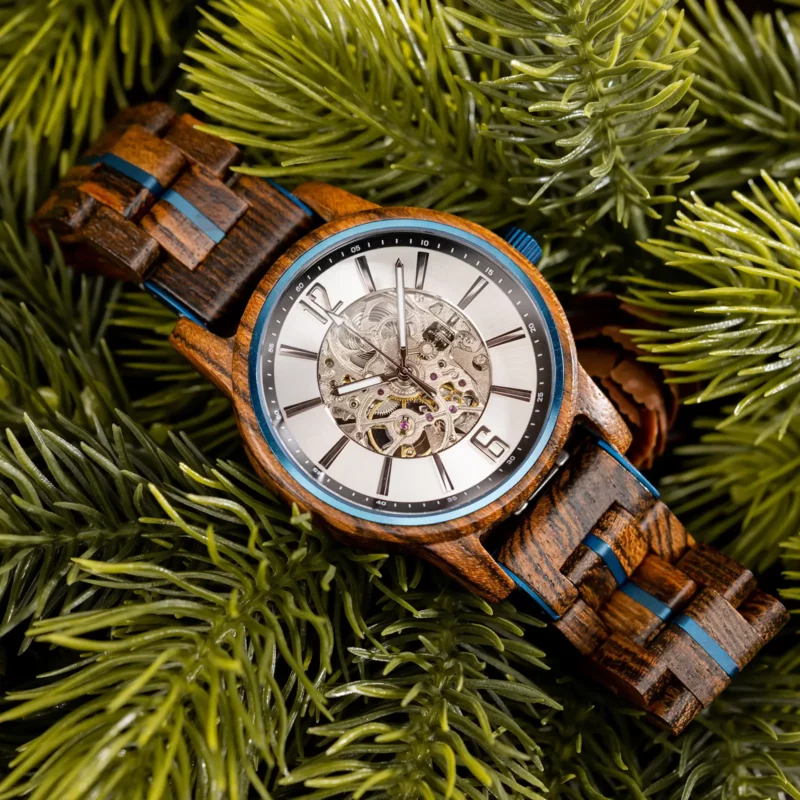 Montre en bois automatique homme Zenitha avec cadran squelette argenté et bleu métallisé.