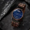 Montre en bois pour homme Kaïros avec cadran bleu océan et boîtier noyer, associant design minimaliste et artisanat élégant.