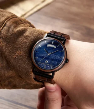 Détail du cadran Blue Ocean de la montre Kaïros, inspiré de l'immensité des vagues et équipé d'un verre saphir résistant aux rayures.