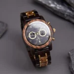 Montre homme en bois Kryos, idéale pour un style élégant et durable alliant artisanat et écologie.