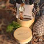 Zoom sur le bracelet ajustable en bois de zébrano de la montre Shine, conçu pour le confort et le style intemporel.