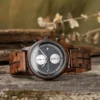 Montre chronographe en bois véritable pour homme, modèle Pulsor avec boîtier en noyer et cadran noir élégant.